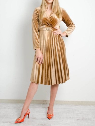 Krótka welurowa sukienka z plisowaniem miedziana