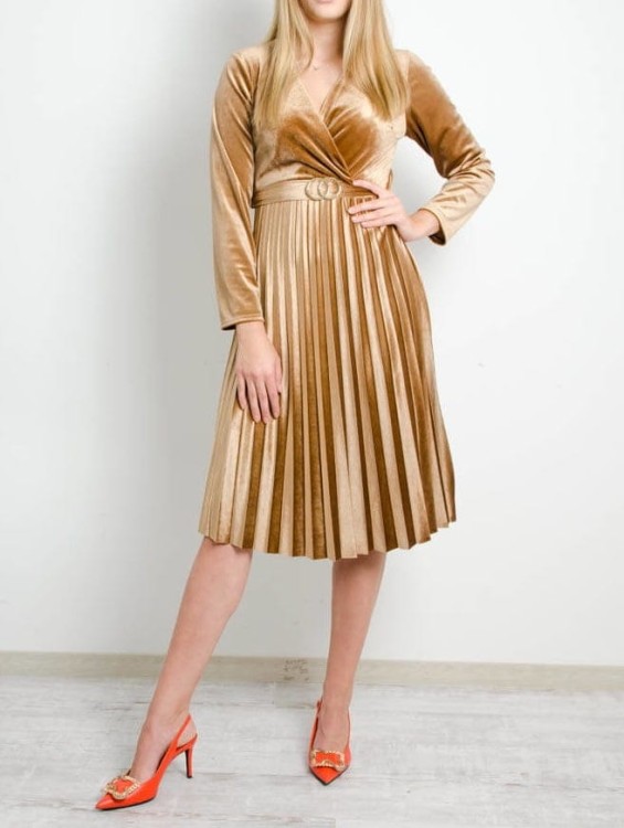 Krótka welurowa sukienka z plisowaniem miedziana