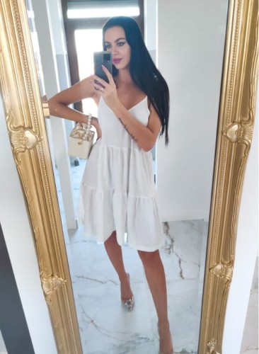 Biała trapezowa sukienka z falbanami