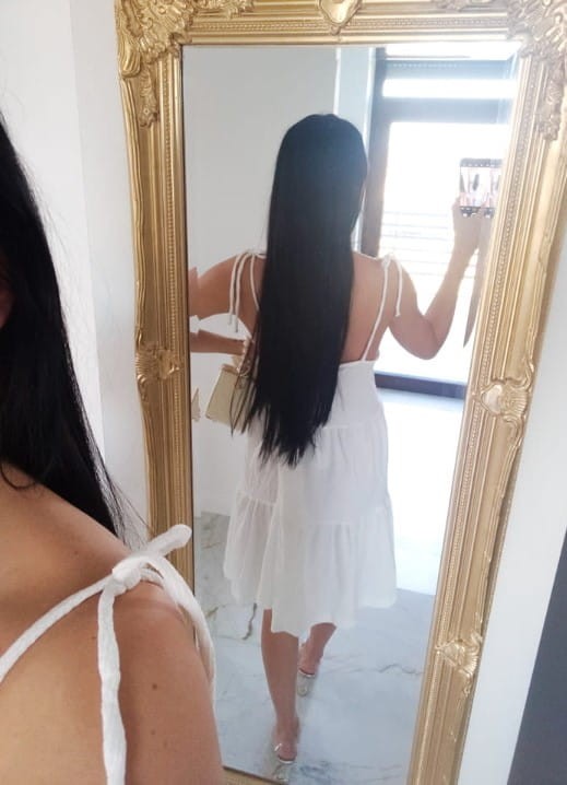 Biała trapezowa sukienka z falbanami