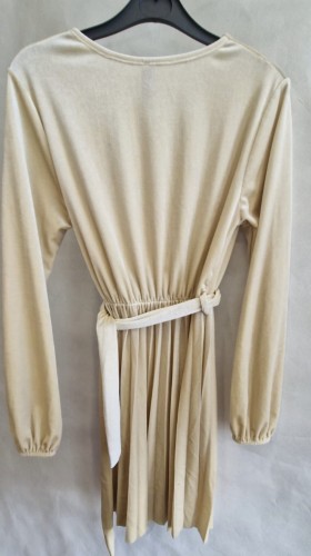 Krótka welurowa sukienka z plisowaniem beżowa