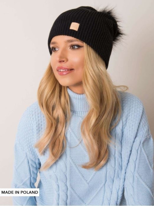 Czarna zimowa czapka z pomponem